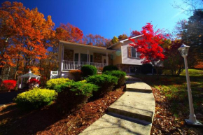 Stunning Poconos Villa- Hot Tub, Pool, Game Room, BBQ & more